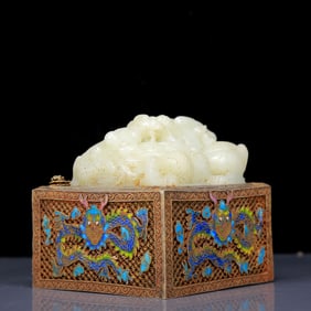 An Exquisite White Jade Covered silver-gilt Dragon Pattern Seal