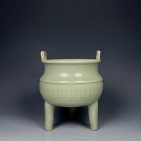 An Exquisite Longquan yao Double-Ears and Tripod Censer