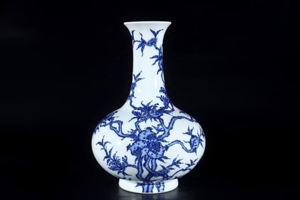 A Rare Blue and White Pomegranate Pattern Vase