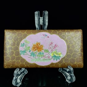 An Exquisite Famille-Rose Flower Pattern Box