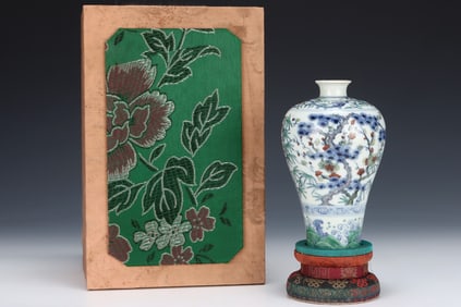 An Exquisite Doucai Pine,Bamboo and Plum Blossom Pattern Vase