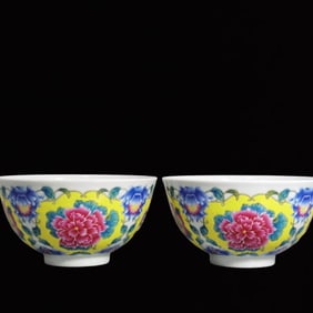 A Pair of Exquisite Enamel Flower Pattern Bowls