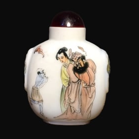 An Exquisite Glass Figure and Story Pattern Snuff Bottle