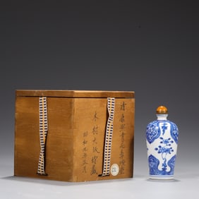 An Exquisite Blue and White Flower Pattern Snuff Bottle