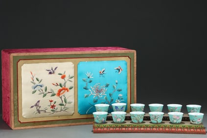 A Pair of Exquisite Famille-Rose Flower Pattern Cups,with Poem