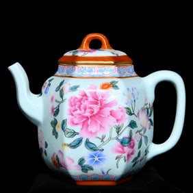 An Exquisite Famille-Rose Flower Pattern Teapot