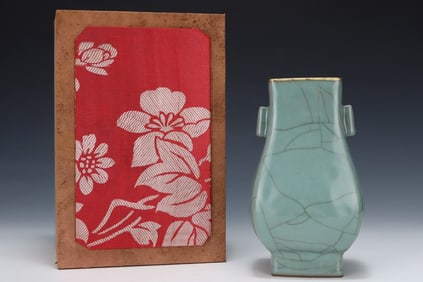 An Exquisite Guan yao Double-Ears Vase