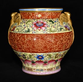 An Exquisite Enamel Iron-Red Bats and Peach Pattern Jar