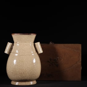 An Exquisite Ge yao Double-Ears Vase