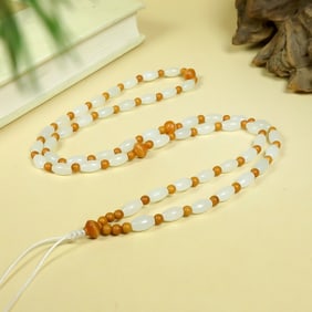 An Exquisite White Jade Necklace