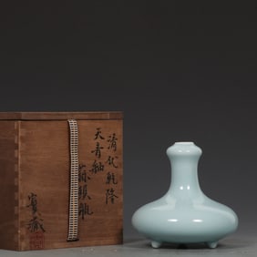 An Exquisite Sky Blue Glazed Tripod Vase