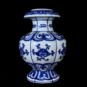 An Exquisite Blue and White Ganoderma lucidum Pattern Vase
