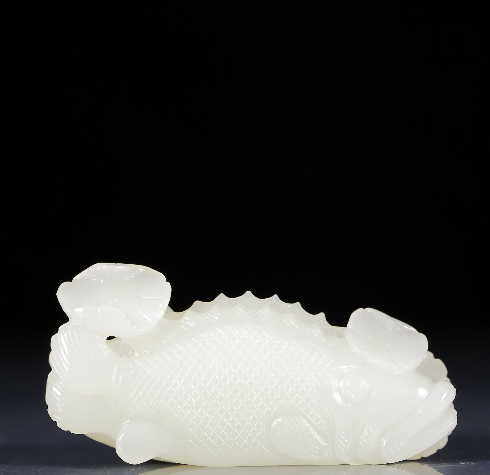 An Exquisite White Jade Fish Ornament: An Exquisite White Jade Fish Ornament,Qing Dynasty, China,Size:2.6inx0.6in,Weight:40g 白玉鱼摆件，清代