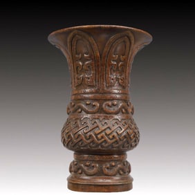 An Exquisite Eaglewood Dragon Pattern Vase