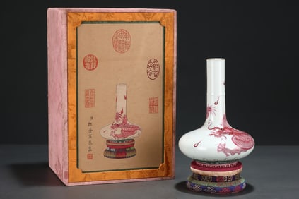 An Exquisite Ruby Red-Glazed Painted Gold Seawater and Dragon Pattern Vase