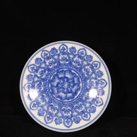 An Exquisite Blue and White Flower Pattern Cover Box