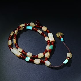 An Exquisite Agate White Jade Necklace