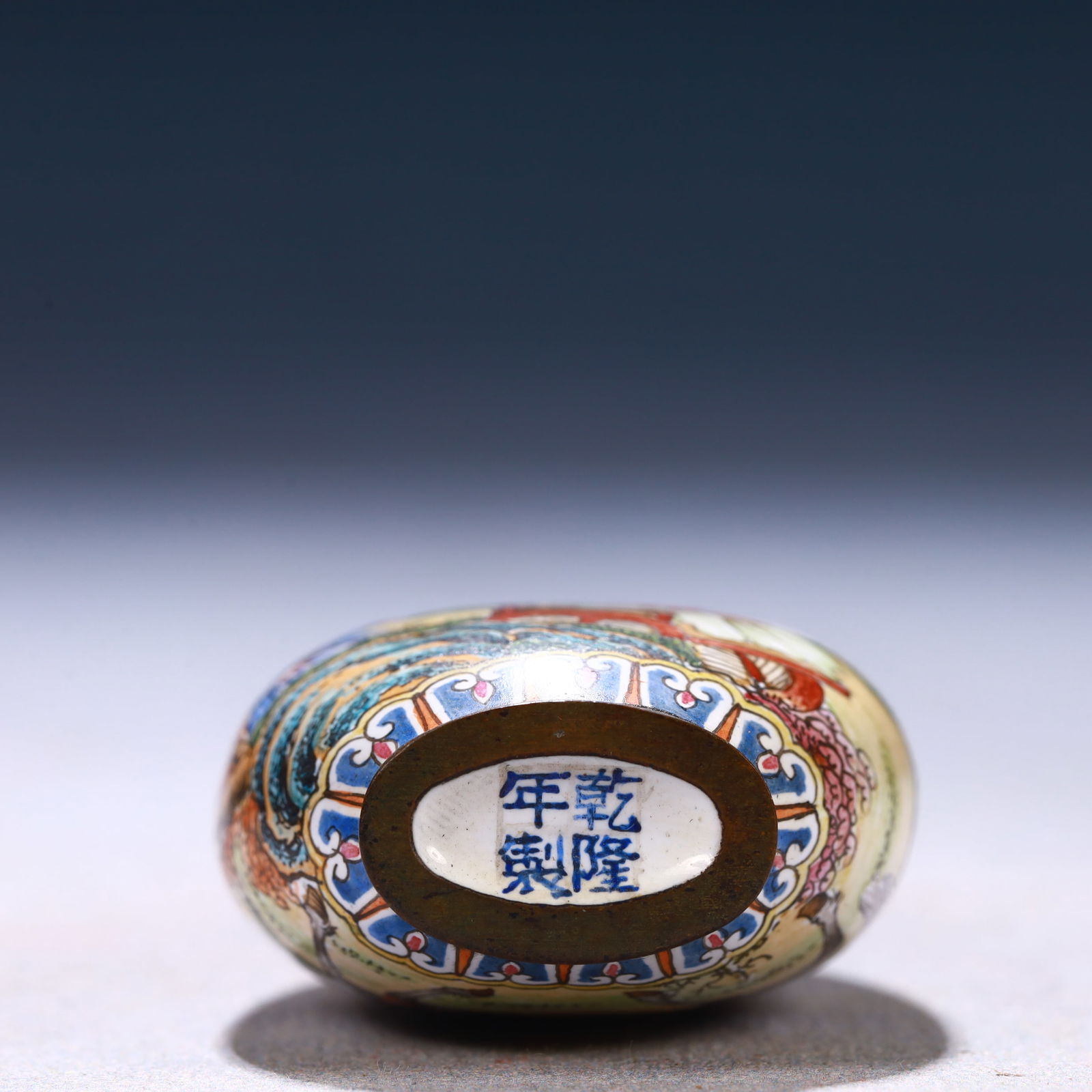 An Exquisite Painted Enamel Figure Pattern Snuff Bottle - 7