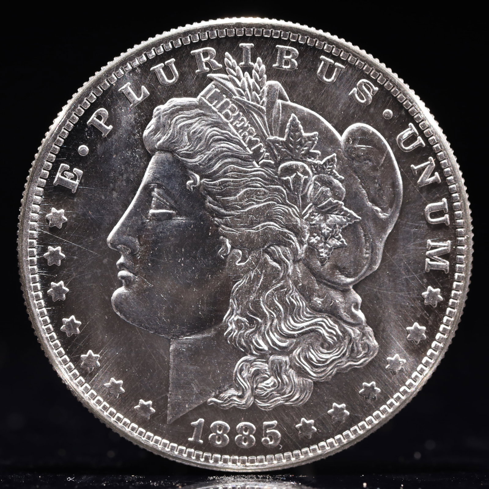 USA Morgan Dollar 1885 Coin: Obv: profile bust with date below and E PLURIBUS UNUM legend and stars around. Rev: eagle with In God we trust above within wreath with UNITED STATES OF AMERICA ONE DOLLAR legend. IN GOD WE TRUST / LI