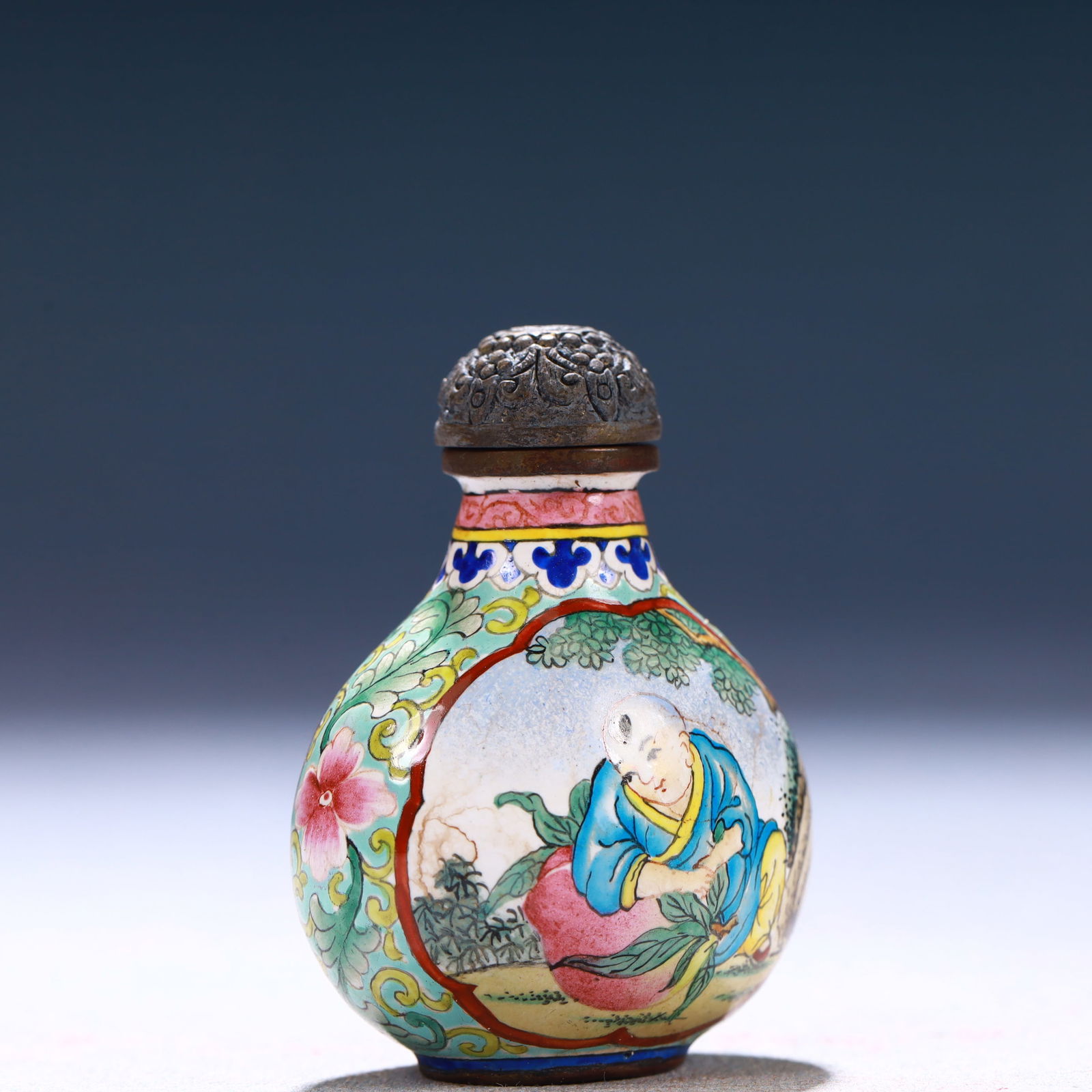 An Exquisite Painted Enamel Figure Pattern Snuff Bottle - 4