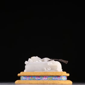 An Exquisite White Jade Dragon Pattern Water Pot