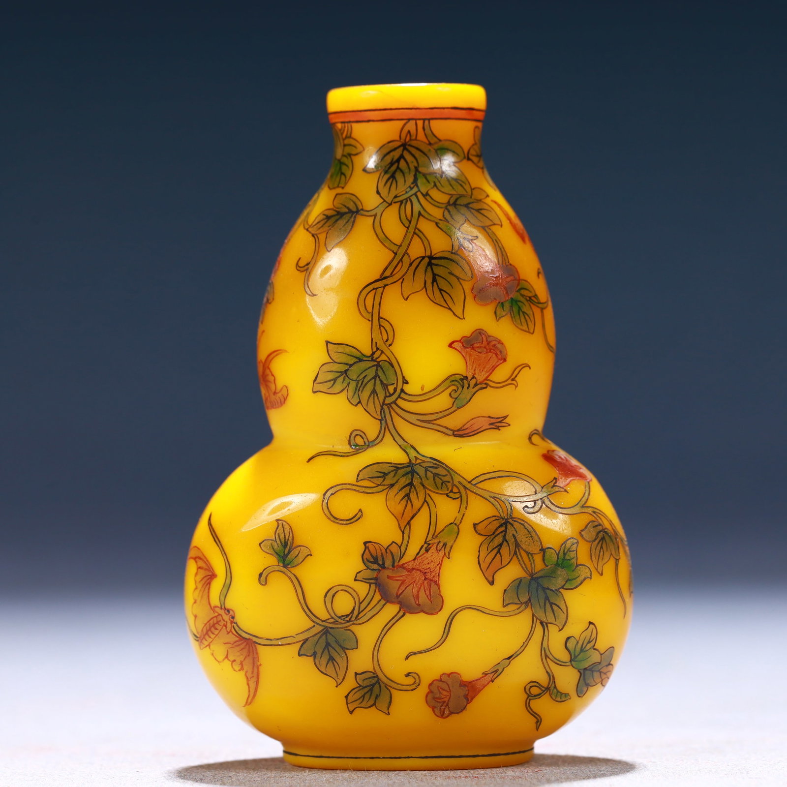 An Exquisite Glass Flower and Bats Pattern Gourd-Shaped Snuff Bottle (1 of 8)