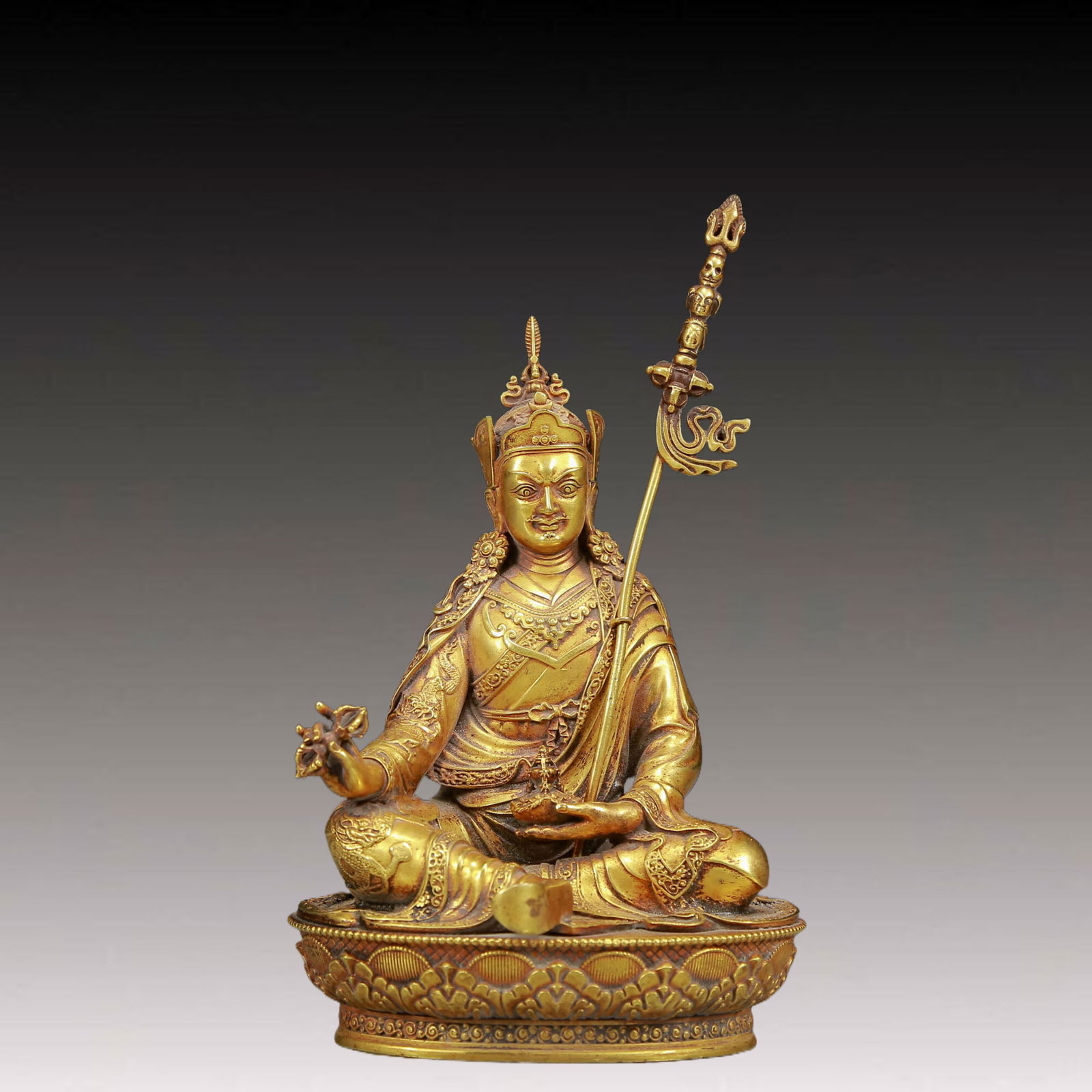 A Solemn Gilt Bronze Statue of Padma Sambhava: A Solemn Gilt Bronze Statue of Padma Sambhava,Ming Dynasty, China,Size:4.7inx3.5inx7.5in,Weight:1640g 铜鎏金莲花生大士像，明代