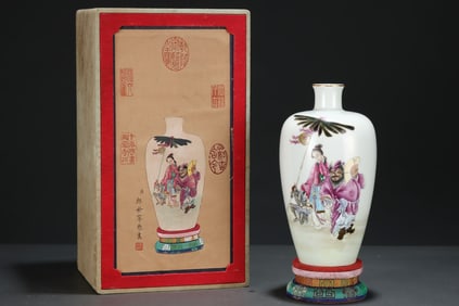 An Exquisite Famille-Rose Painted Gold Figure Pattern Vase,With Poem