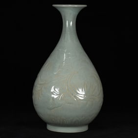 An Exquisite Ru yao Flower Pattern Vase