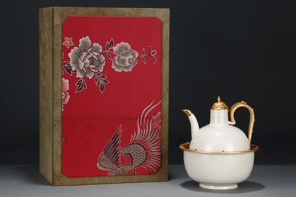 An Exquisite Ding yao Cover with Gold Flower Pattern Flagon,With Base