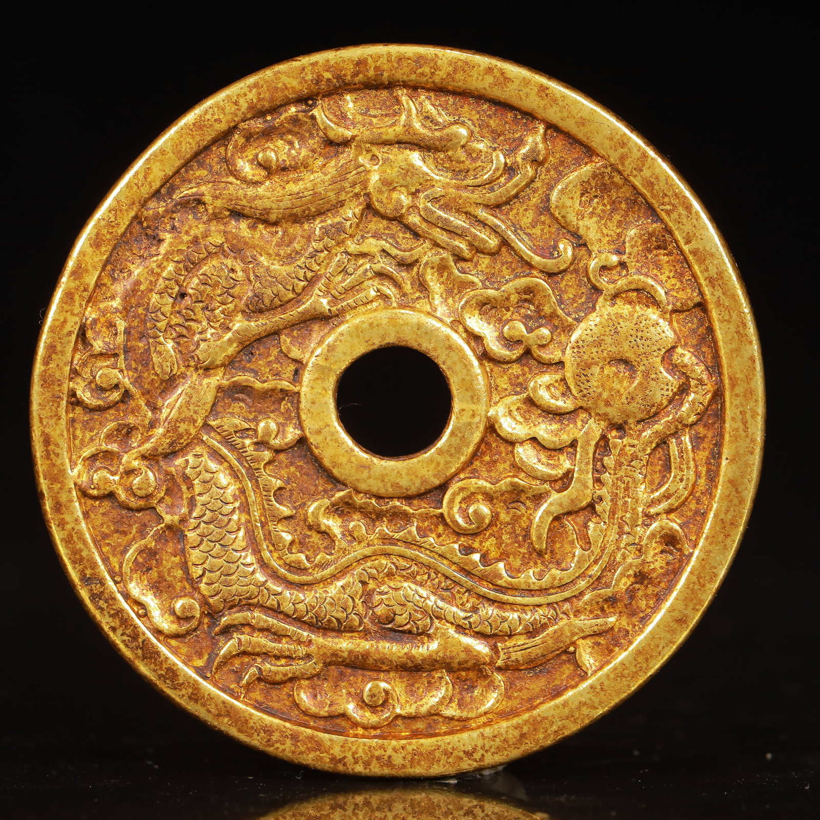 An Exquisite Gilt Bronze Dragon Pattern Coin: An Exquisite Gilt Bronze Dragon Pattern Coin,Song Dynasty,China,Size:2inx1.5in,Weight:50g 铜鎏金龙纹钱币,中国宋代