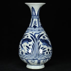 An Exquisite Blue and White Fish and Algae Pattern Vase