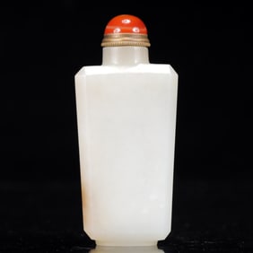 An Exquisite White Jade Snuff Bottle