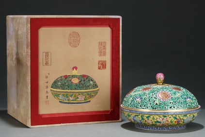 An Exquisite Enamel Painted Gold Hollow Flower Pattern Cover Box