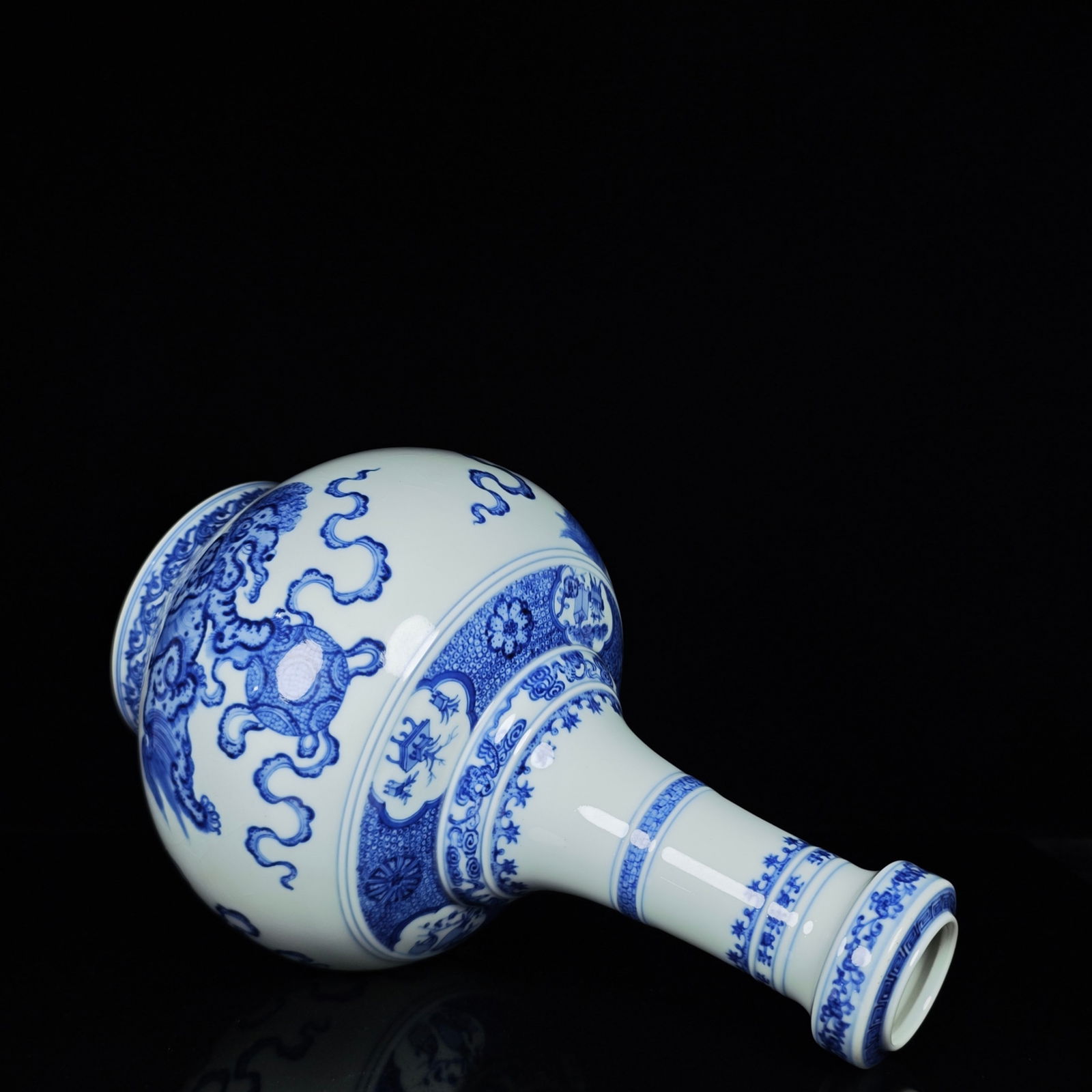A Rare Blue and White Lion Pattern Vase - 6
