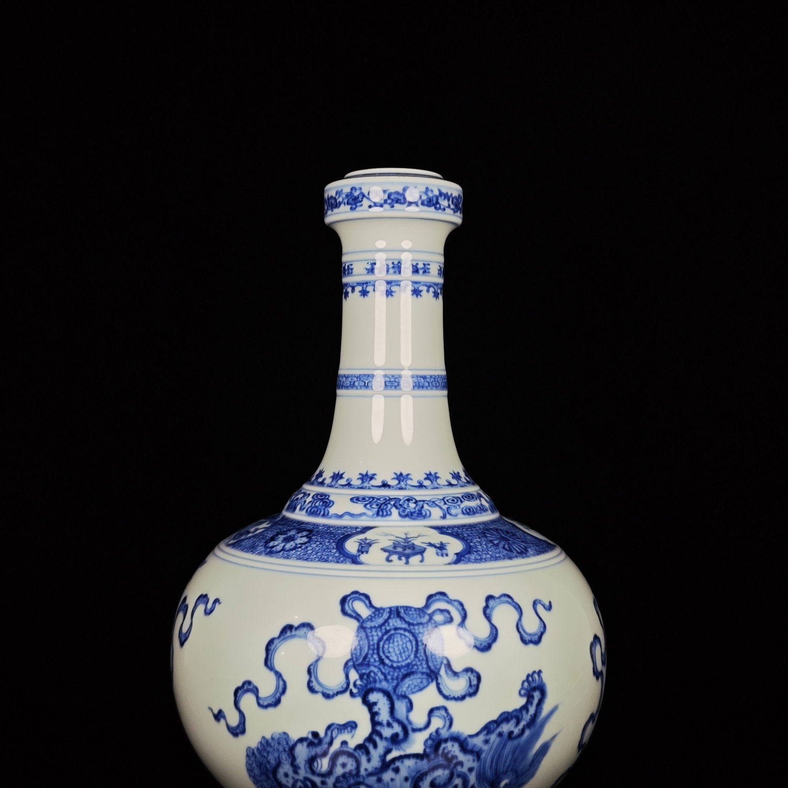 A Rare Blue and White Lion Pattern Vase - 7