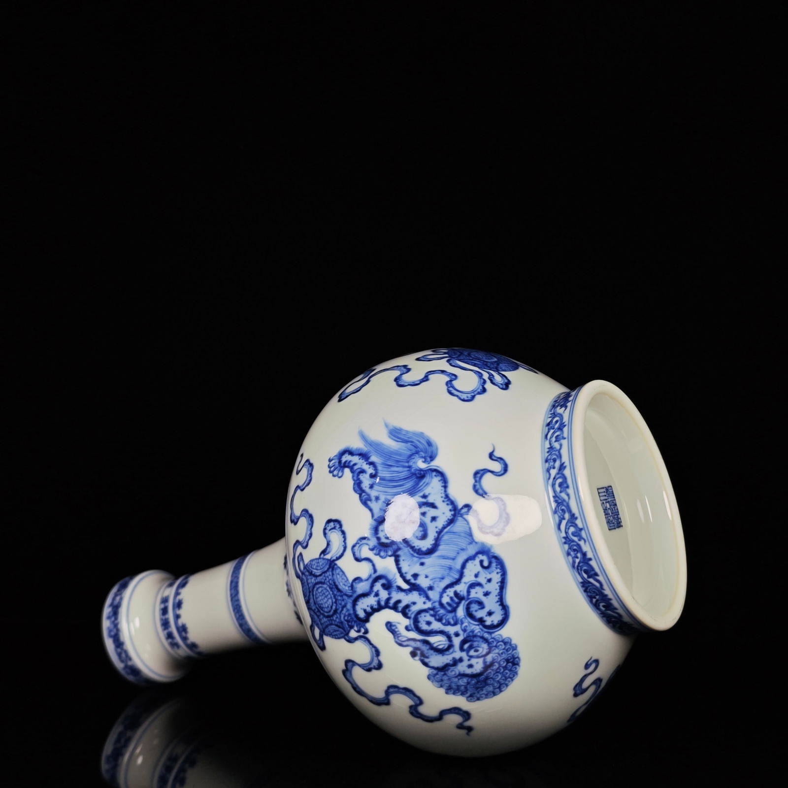 A Rare Blue and White Lion Pattern Vase - 8
