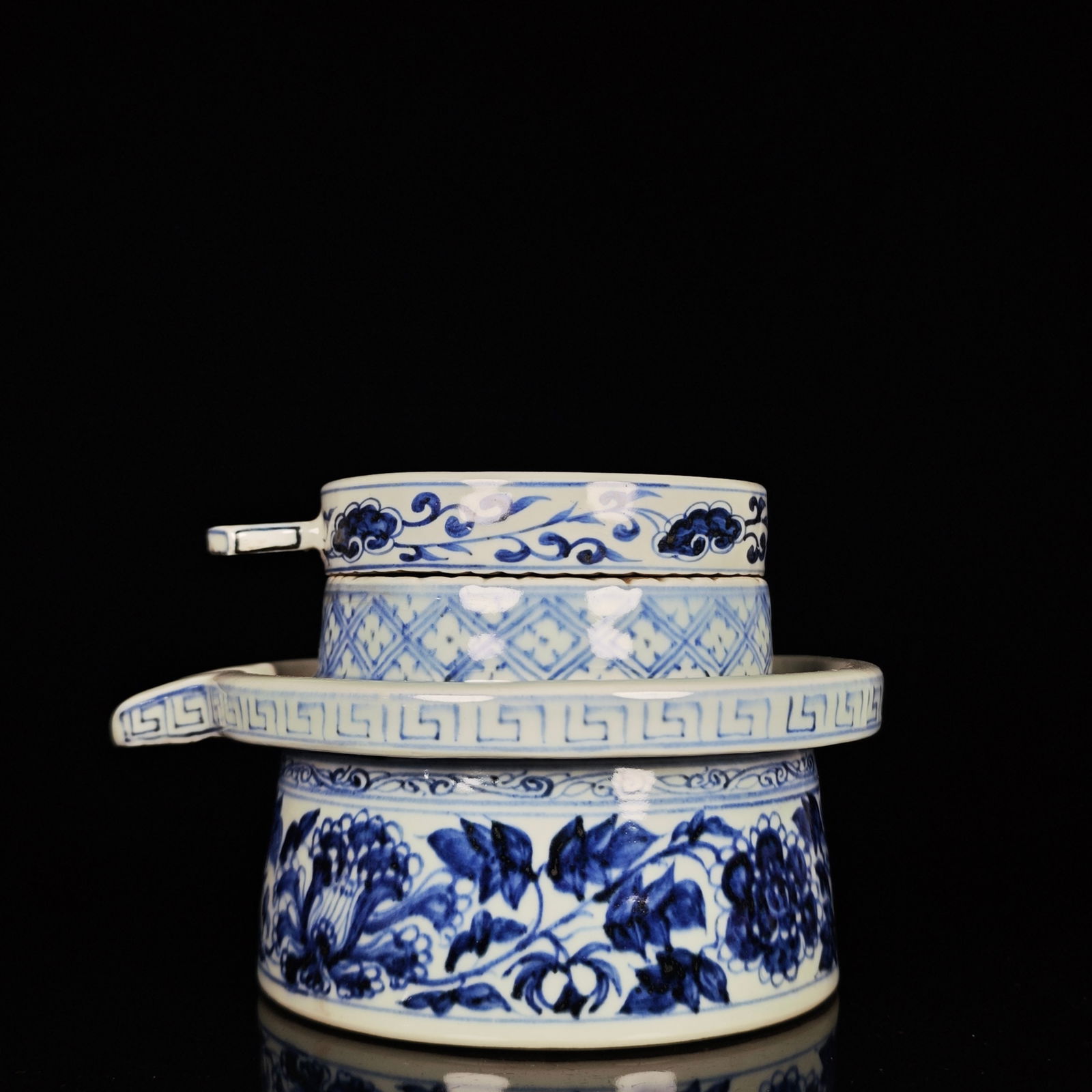 An Exquisite Blue and White Lotus Pattern Inkstone: An Exquisite Blue and White Lotus Pattern Inkstone,Yuan Dynasty, China,Size:5.5inx8.7in 青花缠枝莲纹砚台,中国元代