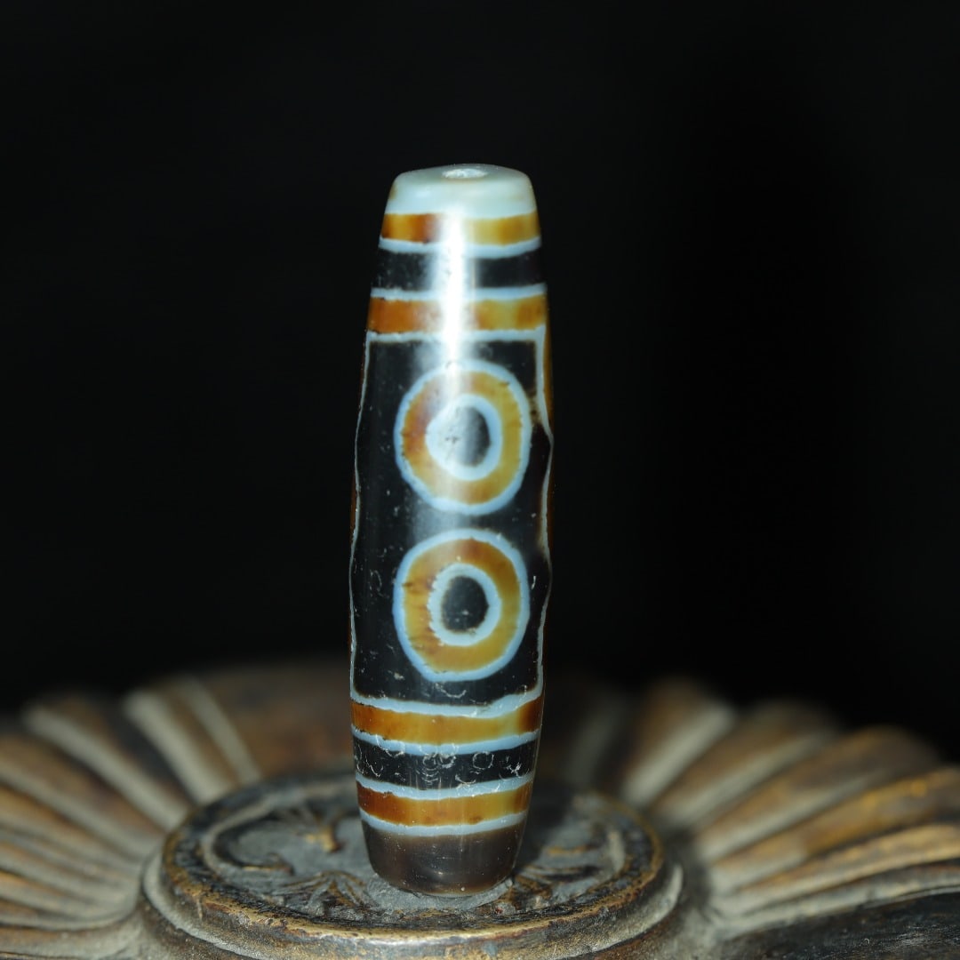An Exquisite Five Eyes Dzi Bead Pendant: An Exquisite Five Eyes Dzi Bead Pendant，Size：44mmx12mm，Weight：11g 五眼天珠挂件