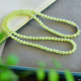 An Exquisite Yellow Jade Necklace
