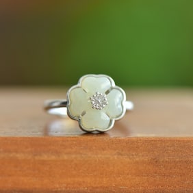 An Exquisite Sterling Silver Inlaid White Jade Ring