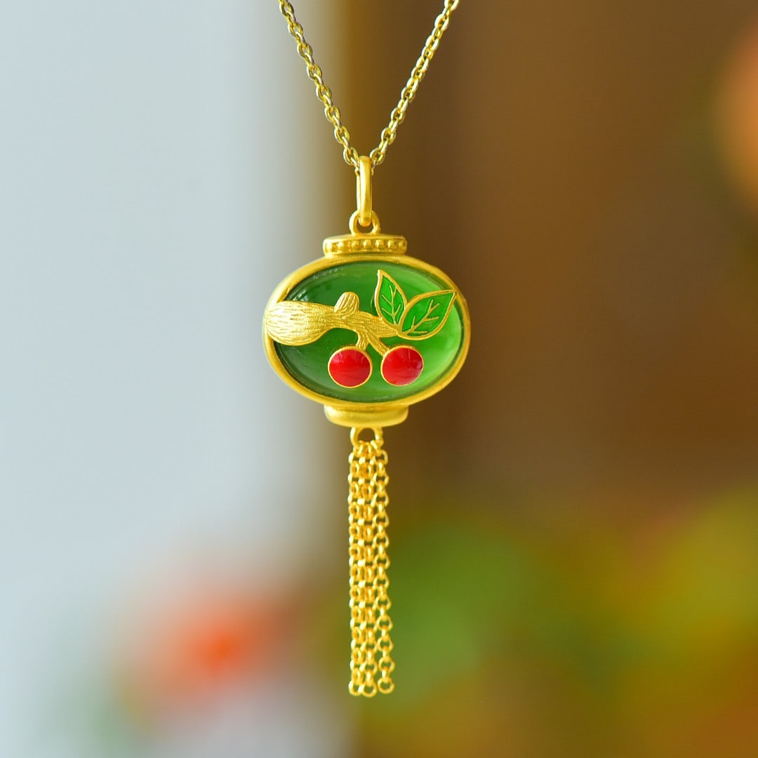 An Exquisite Sterling Silver-Gold Plated Inlaid Jasper Pendant: An Exquisite Sterling Silver-Gold Plated Inlaid Jasper Pendant 纯银镀金镶碧玉吊坠