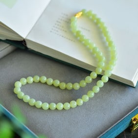 An Exquisite Yellow Jade Necklace