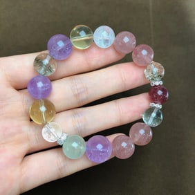 An Exquisite Crystal Bracelets