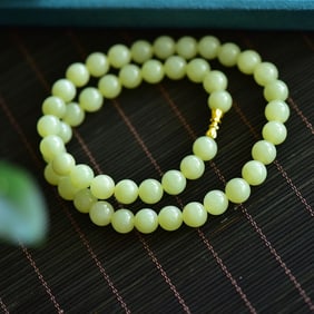An Exquisite Yellow Jade Necklace
