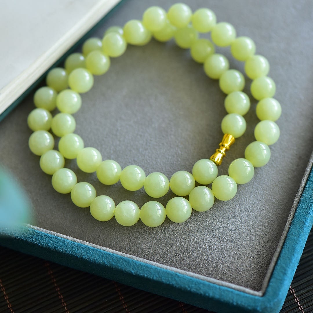 An Exquisite Yellow Jade Necklace - 2