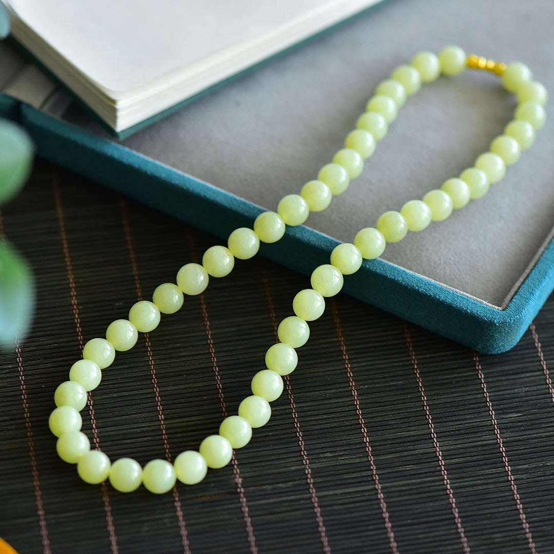 An Exquisite Yellow Jade Necklace - 3