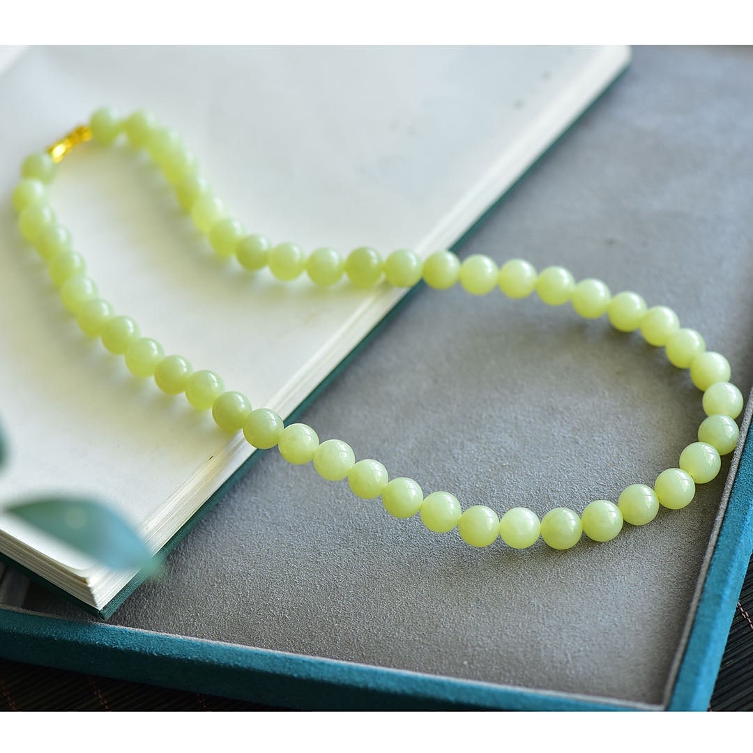 An Exquisite Yellow Jade Necklace - 4