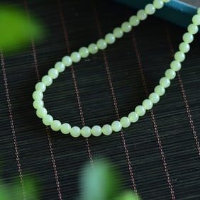 An Exquisite Yellow Jade Necklace