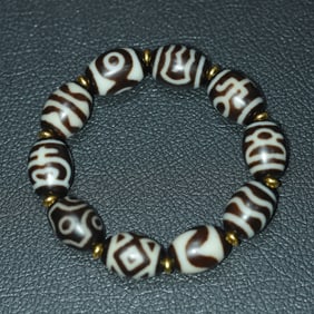 An Exquisite Dzi Bead Bracelets